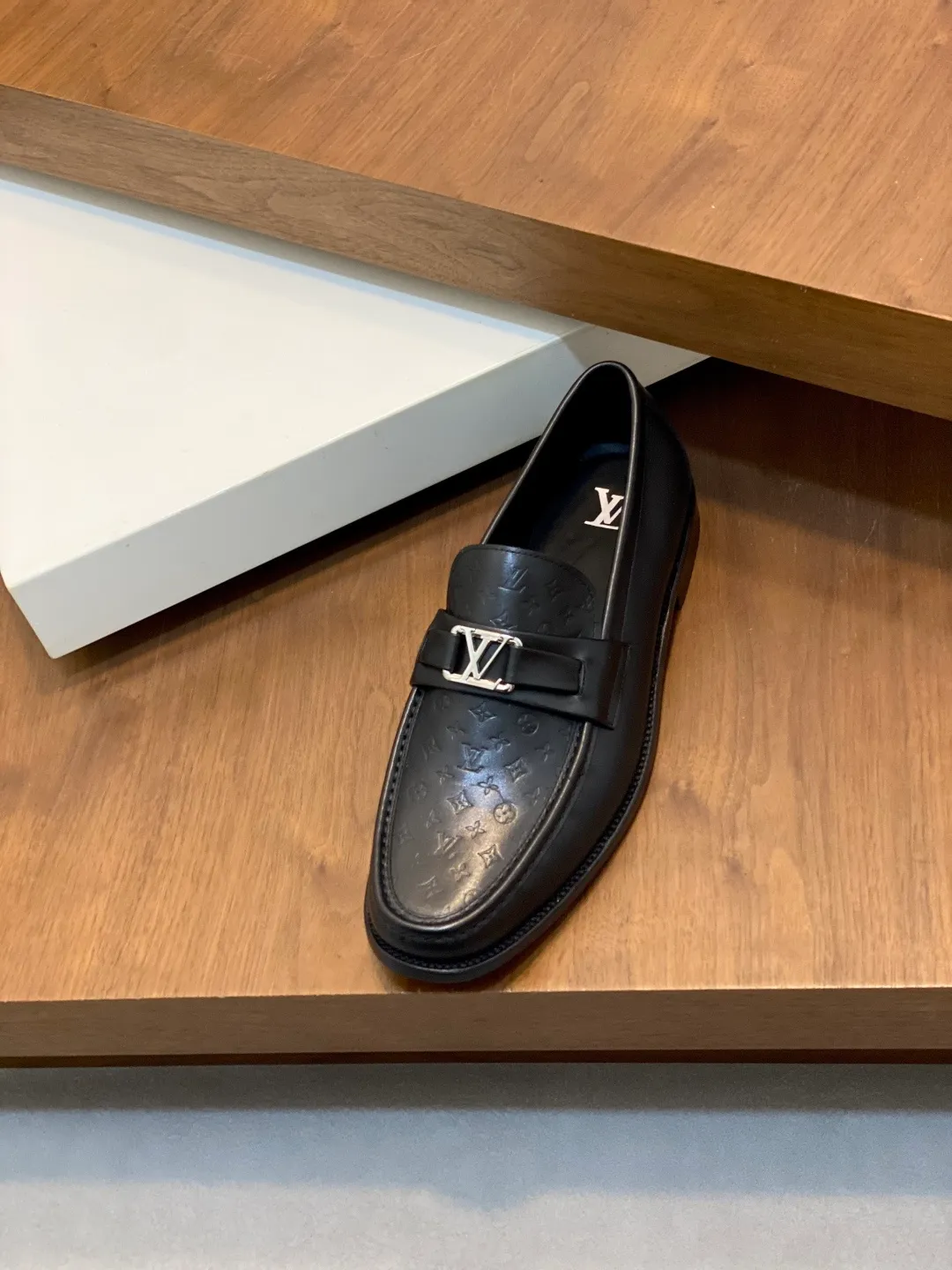 💰920 LV GLOVE slip-on loafers, top quality products produced in Guangzhou, ready for sale! These LV Glove loafers are made of selected soft crystal sheep leather. The leather surface has a slightly wrinkled texture and a very high-end texture. Each pair is unique. The leather surface is light and soft, with a delicate texture and good luster. It is a classic loafer style, with exquisite handmade mark stitching on the toe, and a square toe configuration to highlight the classic style. The horizontal band has hot-printed LV three-dimensional letters, semi-solid handcrafts and a genuine leather outsole, and a rubber patch on the heel to create wear-resistant performance and comfort. One of the must-have loafers for men! Comes with full original packaging! Code number: 39-40-41-42-43-44 (45 customized) standard leather shoe code